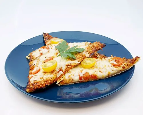 Knusprige Fingerfood-Ecken mit Tomate und Mozzarella, angerichtet von Meiks Catering München