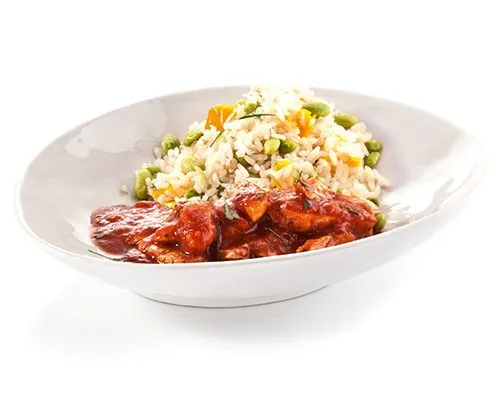 Gebratenes Hähnchen in Tomatensauce mit Gemüsereis, Cateringgericht von Meiks Catering München