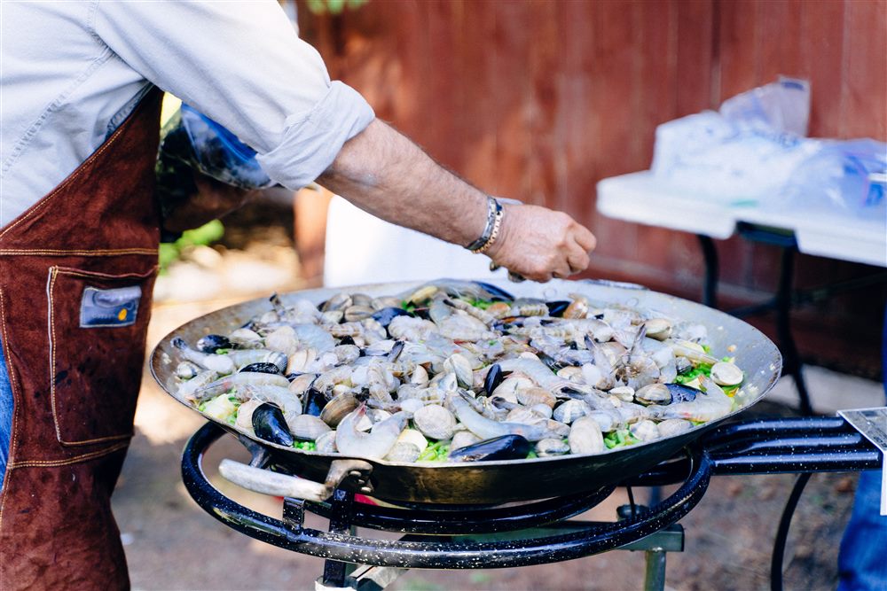 Live-Cooking mit Paella-Pfanne von Meiks Catering München